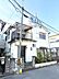 その他：白い外観が特徴的な一戸建てです。2階の窓には雨除けがついています。道路に面しており出入りがしやすい立地です。