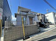 スタイリッシュな外観が特徴の住宅です。前面道路からのアクセスも良好です。周囲の建物と調和した落ち着いたデザインです。駐車スペースもしっかり確保されています。