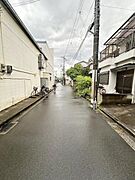 前面道路は見通しが良く周辺の住宅街も落ち着いた雰囲気です。自転車の利用もしやすい環境となっています。すっきりとした舗装道路で雨の日でも安心感があります。