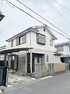 外観:シンプルで落ち着いたデザインの外観です。角地に位置し各方向からのアクセスが便利です。駐車スペースもしっかり確保されています。周囲に調和した色合いが特徴です。バルコニー付きの外観が印象的です。 外観:シンプルで落ち着いたデザインの外観です。角地に位置し各方向からのアクセスが便利です。駐車スペースもしっかり確保されています。周囲に調和した色合いが特徴です。バルコニー付きの外観が印象的です。