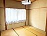 和室：窓から明るい光が差し込む和室です。畳敷きで落ち着いた雰囲気が広がります。天井の照明もアクセントになっています。壁や柱の質感も和の趣を感じさせます。