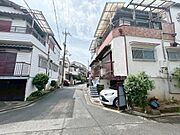周辺の道幅が広く車の出入りがしやすい立地です。日当たりも良好で明るい雰囲気が感じられます。住宅がゆったりと並んでいるため圧迫感がありません。穏やかな町並みが特徴です。