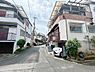 その他：周辺の道幅が広く車の出入りがしやすい立地です。日当たりも良好で明るい雰囲気が感じられます。住宅がゆったりと並んでいるため圧迫感がありません。穏やかな町並みが特徴です。