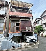 落ち着いた街並みに調和した外観が印象的です。玄関前には車庫スペースがあり日常の利便性が高まります。バルコニー付きでさまざまな使い方が可能です。コンパクトながらも機能的な設計が特徴です。