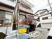 レンガ調の外観が印象的な物件です。バルコニー付きで外からの日差しも入りやすい設計です。住宅街に位置し階段アプローチが特徴的です。道に面した立地なのでアクセスも便利です。