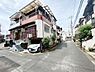 その他：現地前面道路は広々としており車の出し入れもスムーズに行えます。周囲には住宅が立ち並び落ち着いた雰囲気です。建物前のスペースも活用しやすい印象です。開放的な街並みが特徴的で日当たりも良好です。