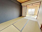 心安らぐ色合い。こだわりの和室で寛ぐ。明るい光が差し込む空間で心が安らぎます。畳の上でゆったりと過ごせるのが魅力です。隣室とのつながりも感じられる造りです。
