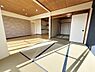 和室：子育てや来客時に何かと重宝する和室。障子や畳が整然と配置されており現代的なリビングと和室が調和しています。室内は清潔感があり落ち着いた雰囲気を感じられます。
