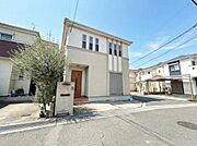 【一部AIモノ消し済み・実際の現況優先】たっぷりの陽光に包まれる明るい住まい。角地に位置し開放感があります。駐車スペースも確保されているので便利です。周辺は閑静な住宅街です。