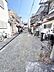 その他：周囲に住宅が並ぶ静かな環境が広がっています。前面道路は車の往来も安心できる幅です。自転車も停めやすいスペースが確保されています。日当たりの良さも感じられる現地写真です。