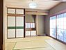 和室：和風の趣を感じられる落ち着いた空間です。障子から差し込むやわらかな光が印象的です。収納も充実しておりすっきりとした印象です。