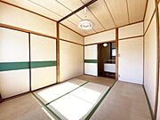 和の雰囲気が感じられるシンプルな和室です。日当たりが良好で明るい印象です。