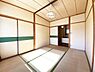 和室：和の雰囲気が感じられるシンプルな和室です。日当たりが良好で明るい印象です。
