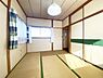 和室：畳の香りが広がる落ち着いた和室です。シンプルな内装で家具の配置もしやすい空間となっております。大きな窓から明るい日差しが差し込むのもポイントです。押入れも備わっており収納にも便利です。