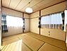和室：二面採光で自然光が差し込む和室です。畳が整然と敷かれ落ち着いた空間が広がっています。