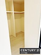 広々ウォークインクローゼットが魅力的。しっかりとした仕切りも特徴です。