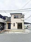 開放感のある角地に佇む、落ち着いた色合いの2階建て住宅です。雨の日でも安心なカーポート付きの駐車スペースを完備。窓が多く日当たり良好で、明るく快適な新生活をスタートできます。ぜひ現地をご覧ください。