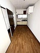 ダイニングキッチンはシンプルな内装で家具のレイアウトがしやすい空間です。フローリングが温かみを感じさせます。室内は自然光も取り入れやすい配置です。