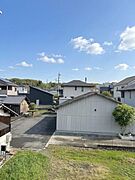 バルコニーからの眺めが広がっており開放感をしっかり感じられます。周囲に建物が並び季節ごとに表情を変える景色が楽しめます。青空と自然を望む環境で視線を遮るものが少ないのも特徴です。