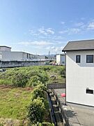 晴れた日には青空を楽しめるバルコニーです。広々とした眺めが広がり開放感を感じられます。周囲に高い建物が少なく空を近くに感じられます。バルコニーからの緑の景色も魅力的です。