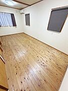 【一部AIによるモノ消し済み】洋室は木目調のフローリングが広がりシンプルで使い勝手の良い空間です。窓が複数あり採光も期待できます。壁や天井も明るい色合いですっきりとした印象です。
