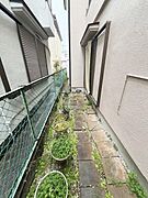 裏庭スペースには手軽に植物を楽しめるスペースが設けられています。通路は石畳で整えられており移動しやすい設計です。フェンスがあるためプライベート感も確保されています。