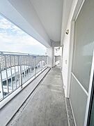 広々としたバルコニーが印象的です。外の光も取り入れやすく開放感があります。落ち着いた雰囲気のデザインが特徴です。手すり部分のデザインもアクセントになっています。清潔感のある空間です。
