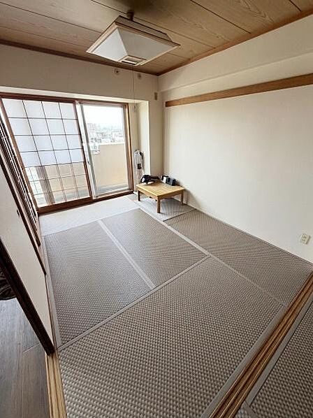 【一部AIモノ消し済み・実際の室内状況優先】和室の特徴を活かしたシンプルな内装で引き戸や障子からやわらかな光が入ります。畳の上で快適に過ごせる設計です。バルコニーに面しており開放感も感じられます。