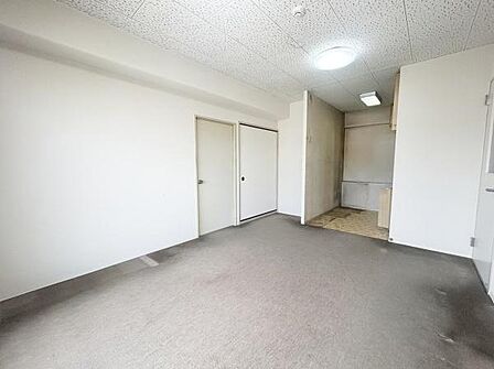リビングはシンプルな内装でどんな家具とも相性が良い空間です。壁や床の色合いが落ち着いていて飽きのこないデザインです。