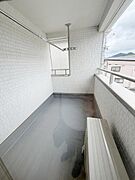 【一部AIモノ消し済み・実際の室内状況優先】開放感のあるバルコニーは空間が広く感じられます。白を基調とした壁面が明るい印象を与えます。手すり部分はしっかりとした造りです。