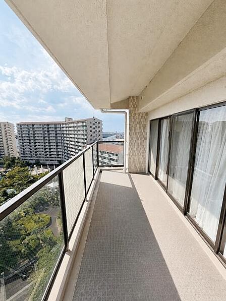【一部AIモノ消し済み・実際の室内状況優先】広々としたスペースが広がるバルコニーは開放感あふれる眺望をお楽しみいただけます。