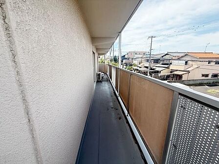 開放感のあるバルコニーです。屋根付きで天候を気にせず利用しやすいです。生活に便利な物干しスペースも完備されています。広さを感じられるバルコニーです。