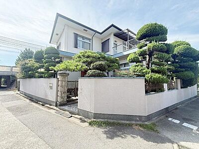 外観:落ち着いた印象の外観が魅力の住まいです。敷地を囲む塀がプライベート感を高めています。手入れの行き届いた植栽が特徴的です。バルコニーも備えられています。 外観:落ち着いた印象の外観が魅力の住まいです。敷地を囲む塀がプライベート感を高めています。手入れの行き届いた植栽が特徴的です。バルコニーも備えられています。