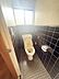 トイレ：窓付きで換気に配慮されたトイレです。タイル張りの壁が印象的で落ち着いた雰囲気です。