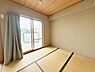 和室：【一部AIモノ消し済み・実際の室内状況優先】大きな窓から自然光が差し込む和室です。畳が敷かれ落ち着いた雰囲気が感じられます。カーテン付きなので遮光も可能です。シンプルな内装で使いやすい空間です。