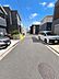その他：車通りの少ない前面道路がゆったりとした印象を与えます。両側に住宅が並び周辺環境が整っています。道路の幅も十分で駐車も安心です。建物の外観も統一感があります。