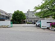 稲荷小学校まで733m、稲荷小学校733m(徒歩10分）