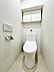 トイレ：清潔感のある白を基調としたトイレ空間です。収納棚が設置されており日用品の整理に便利です。壁面には操作パネルが配置されていて機能性にもこだわっています。
