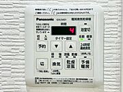 シンプルで操作しやすいデザインの浴室乾燥機リモコンです。タイマーや換気予備暖房など豊富な機能が搭載されています。見やすいデジタル表示で設定がしやすく使い勝手が良好です。