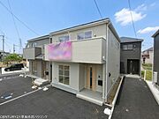 白を基調としたシンプルな外観。清潔感があり、周囲の街並みとも自然に調和する、長く愛着をもって住み続けられる佇まいです。