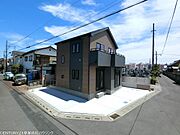 角地ならではの開放感に恵まれ、たっぷりの光と風を感じられる心地よいお住まいです。周囲にゆとりがあることで、明るくのびやかな暮らしを実現します！
