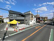 三方角地の開放感あふれる立地に、土地40坪以上のゆとりある敷地。駅徒歩14分の利便性も魅力です。