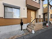 屋根付きの玄関で雨の日のお出かけやお荷物の多い日の出入りもスムーズに！玄関ドアを雨風から守ります。