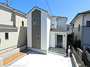 全6棟からなるコンパクトでまとまりのある新築分譲地。程よい規模感だからこその落ち着いた住環境と、整った街並みが魅力のお住まいです。