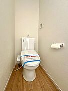 シンプルで落ち着きのあるデザインのトイレ。横には収納棚があるので、トイレをスッキリ清潔に保つことができます。