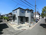南西角地の恵まれた立地で、南からの明るい陽光と西日の温もりが住まい全体を包み込み、日中を通して明るく快適な住環境を実現します。角地ならではの開放感と通風の良さも魅力です。