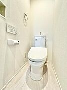 1階トイレはウォシュレット機能付きで清潔感のある空間に仕上がっています。小窓による自然換気にも対応しており、水廻りが集約された間取りの中で使い勝手よく配置されています。