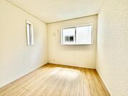 （4.5帖）コンパクトな寝室は、子供部屋や書斎など多用途に活用できる空間です。ライフスタイルに合わせて柔軟に使える設計となっています。