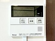 シンプルな操作パネルで使いやすく見やすい表示が特徴です。無駄を省いたデザインで必要な機能がしっかりと備わっています。大きなボタンで押しやすく快適な操作をサポートします。省エネガイドも搭載されています。