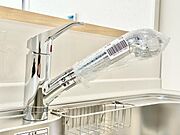 浄水器付き水栓を採用したキッチンは、毎日のお料理や飲み水にも安心して利用可能。家事を快適にサポートする便利な設備です。